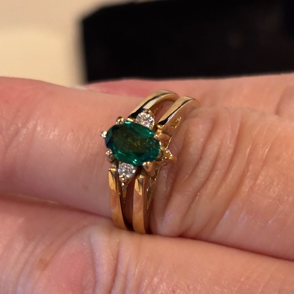 Elegant Gold and Green Gemstone Ring. Avon Reversible ring size 6 1/2. - Picture 3 of 11